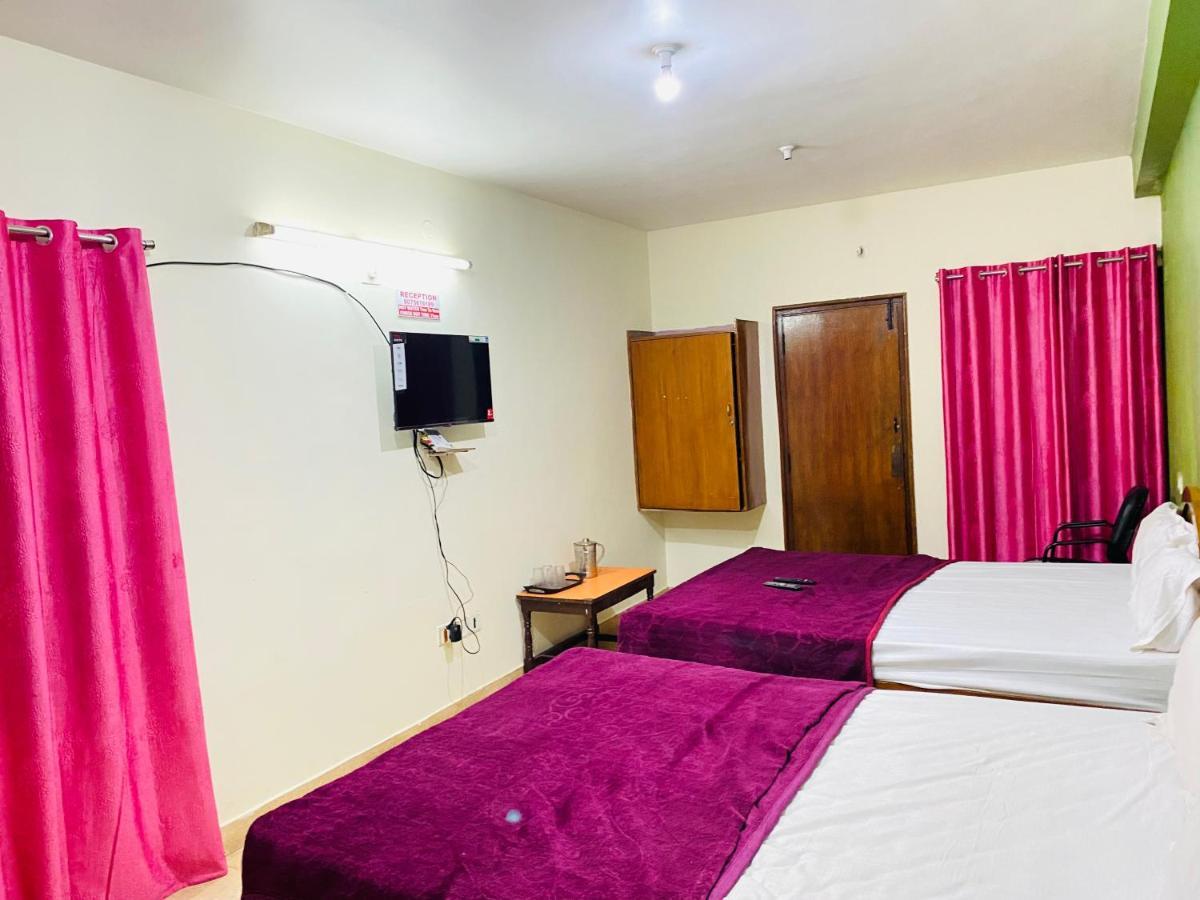 Hotel Nakshatra Ooty Esterno foto